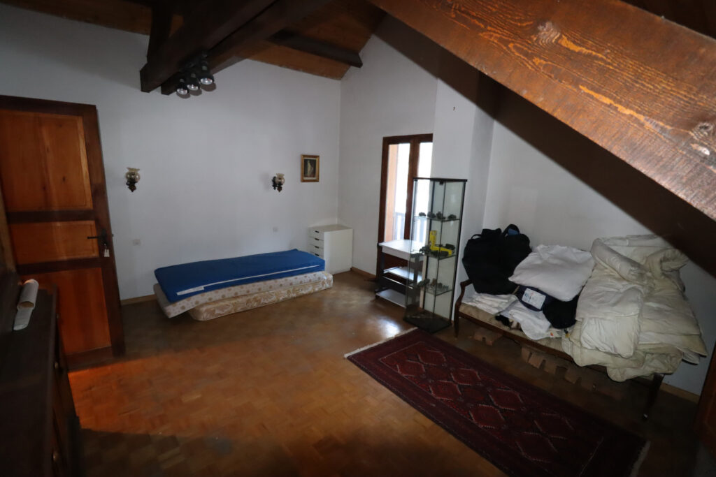 Maison 400 m2 avec commerce – 9 pièces – 5 chambres – 228 m²