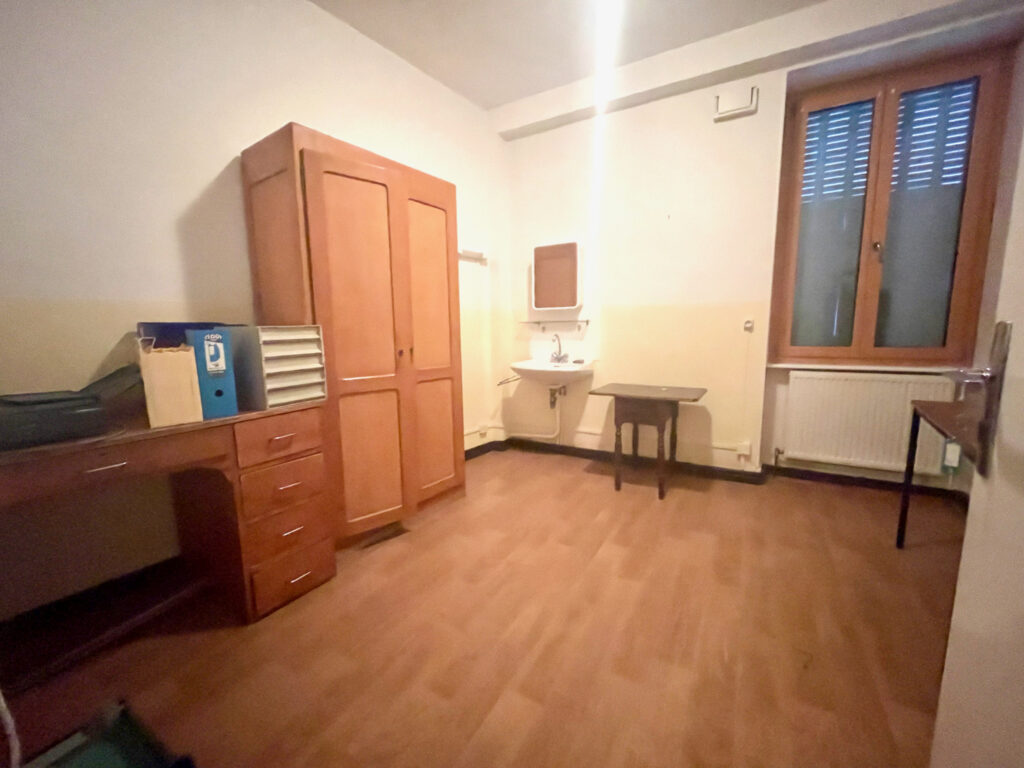 BATISSE EN PIERRE A SERRIERES – 16 pièces – 12 chambres – 333 m²