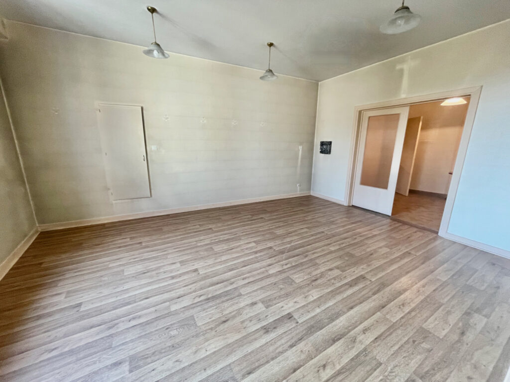 BATISSE EN PIERRE A SERRIERES – 16 pièces – 12 chambres – 333 m²
