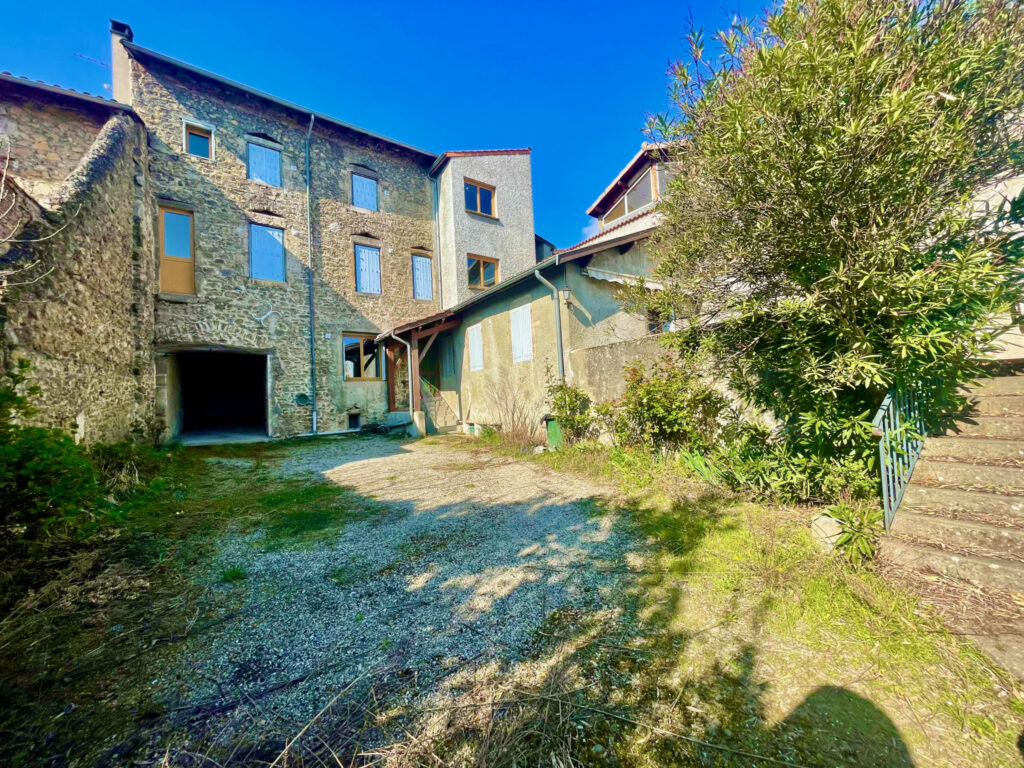 BATISSE EN PIERRE A SERRIERES – 16 pièces – 12 chambres – 333 m²