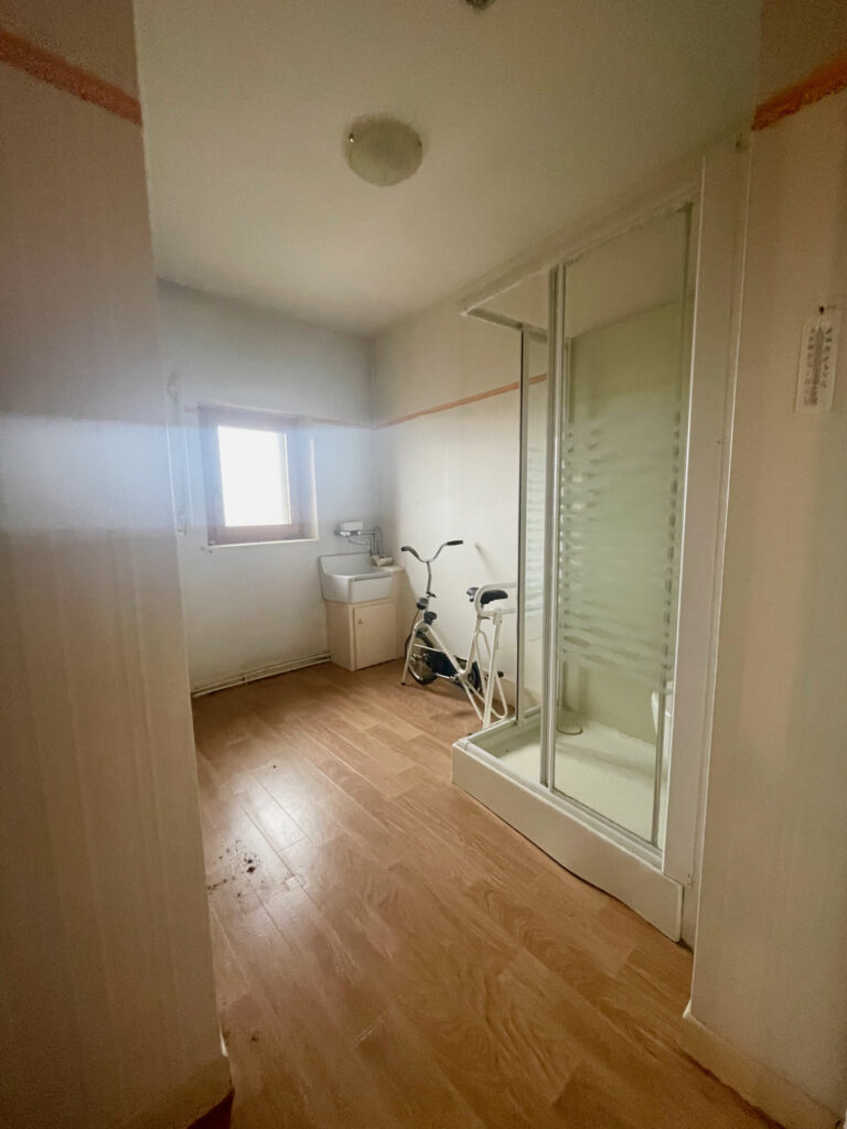 BATISSE EN PIERRE A SERRIERES – 16 pièces – 12 chambres – 333 m²