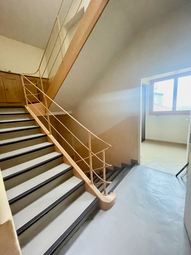 BATISSE EN PIERRE A SERRIERES A SAISIR – 16 pièces – 12 chambres – 333 m²