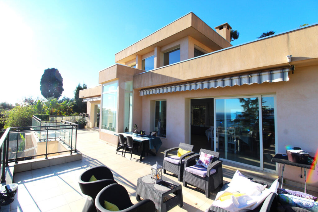 Superbe villa dans le plus beau quartier résidentiel de Roqu – 5 pièces – 4 chambres – 210 m²