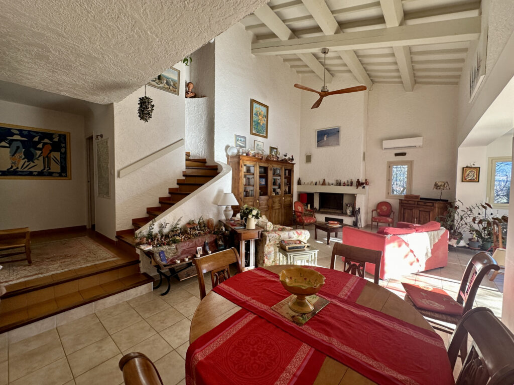 Spacieuse villa dans un cadre enchanteur !! – 8 pièces – 6 chambres – 195 m²