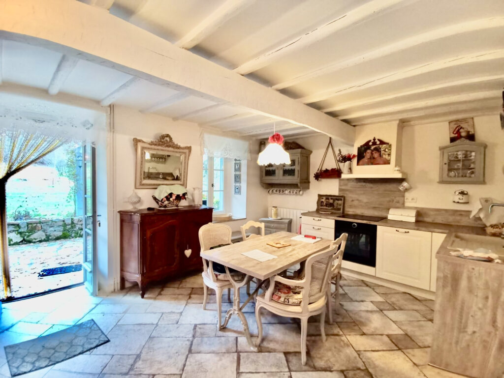 Charme et modernité pour cette propriété rénovée avec dépend – 3 pièces – 2 chambres – 70 m²