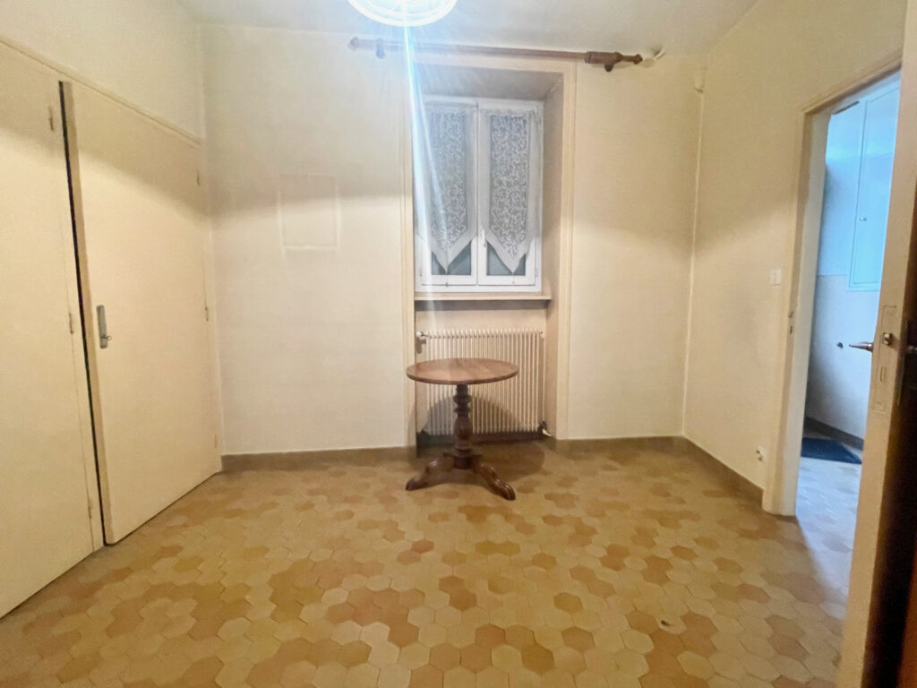 BATISSE EN PIERRE A SERRIERES – 16 pièces – 12 chambres – 333 m²
