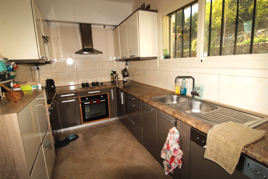 Superbe villa dans le plus beau quartier résidentiel de Roqu – 5 pièces – 4 chambres – 210 m²