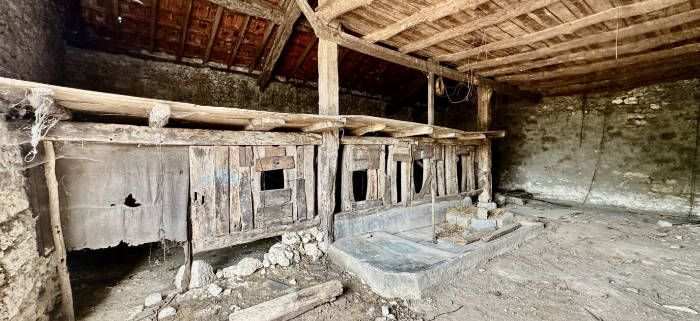 Ancienne Grange à Rénover avec Charme de la Pierre – Idéal P – 5 pièces – 1 chambre – 136 m²