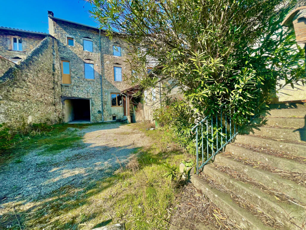 BATISSE EN PIERRE A SERRIERES – 16 pièces – 12 chambres – 333 m²