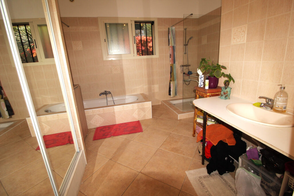 Superbe villa dans le plus beau quartier résidentiel de Roqu – 5 pièces – 4 chambres – 210 m²