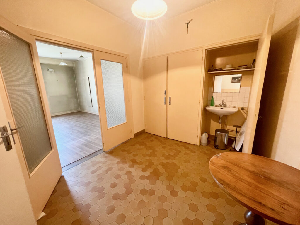 BATISSE EN PIERRE A SERRIERES A SAISIR – 16 pièces – 12 chambres – 333 m²