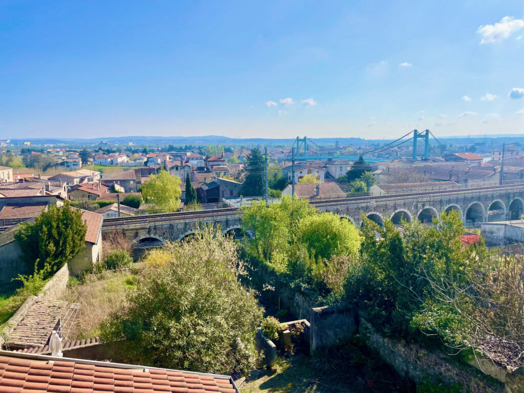 BATISSE EN PIERRE A SERRIERES A SAISIR – 16 pièces – 12 chambres – 333 m²