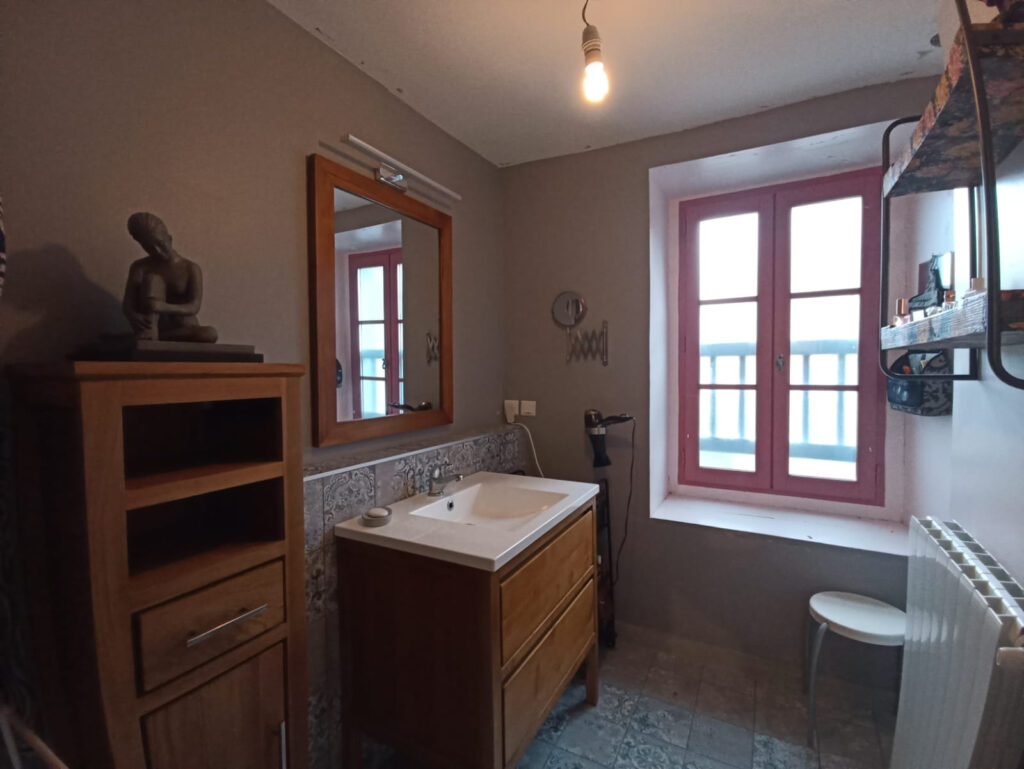 Charme et modernité pour cette propriété rénovée avec dépend – 3 pièces – 2 chambres – 70 m²