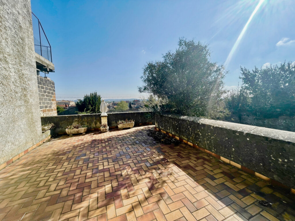 BATISSE EN PIERRE A SERRIERES A SAISIR – 16 pièces – 12 chambres – 333 m²