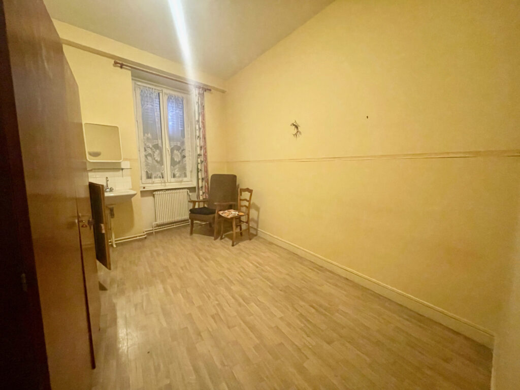 BATISSE EN PIERRE A SERRIERES A SAISIR – 16 pièces – 12 chambres – 333 m²