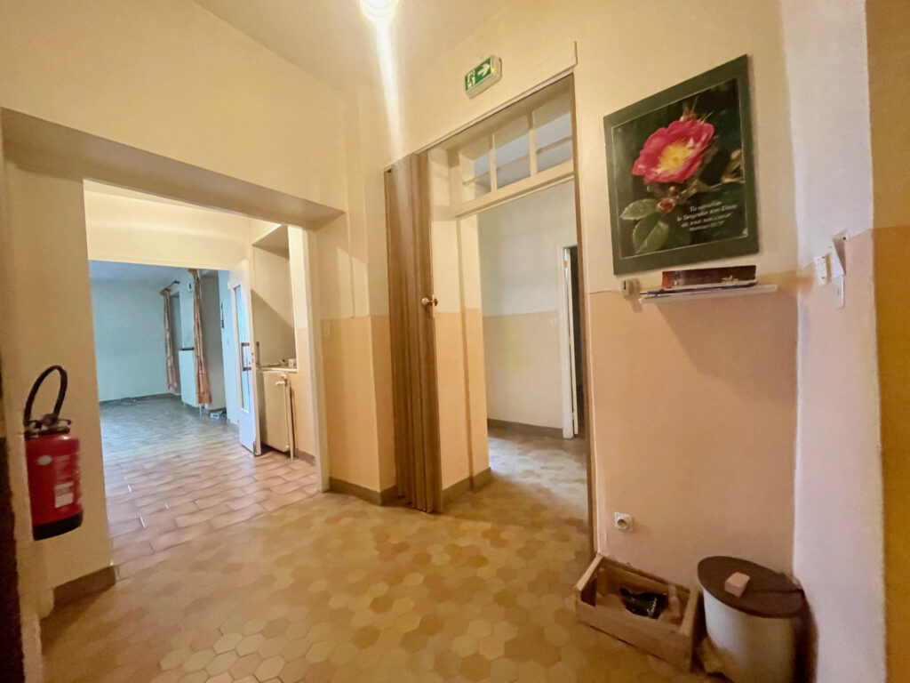 BATISSE EN PIERRE A SERRIERES A SAISIR – 16 pièces – 12 chambres – 333 m²