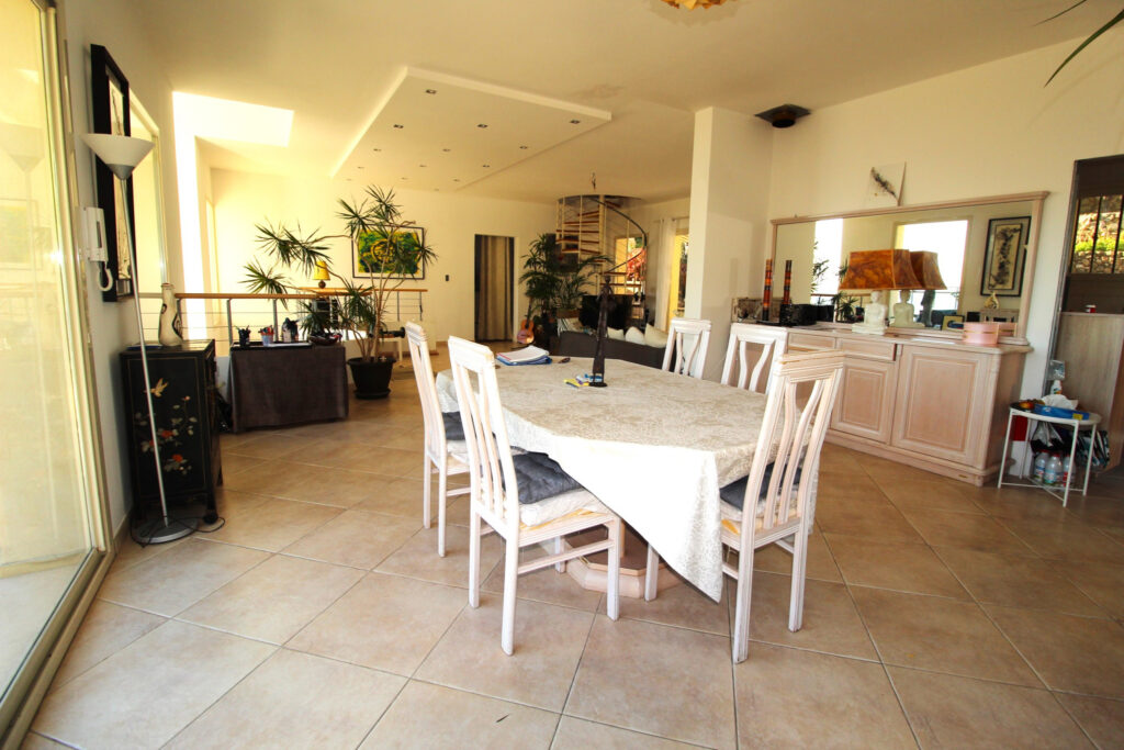 Superbe villa dans le plus beau quartier résidentiel de Roqu – 5 pièces – 4 chambres – 210 m²