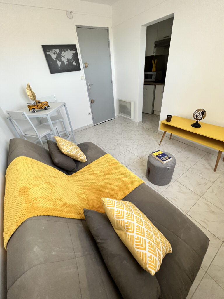 Dép Var (83), à vendre sur Toulon, ‘chambre de bonne semi me – 1 pièce – NR chambres – 13.81 m²