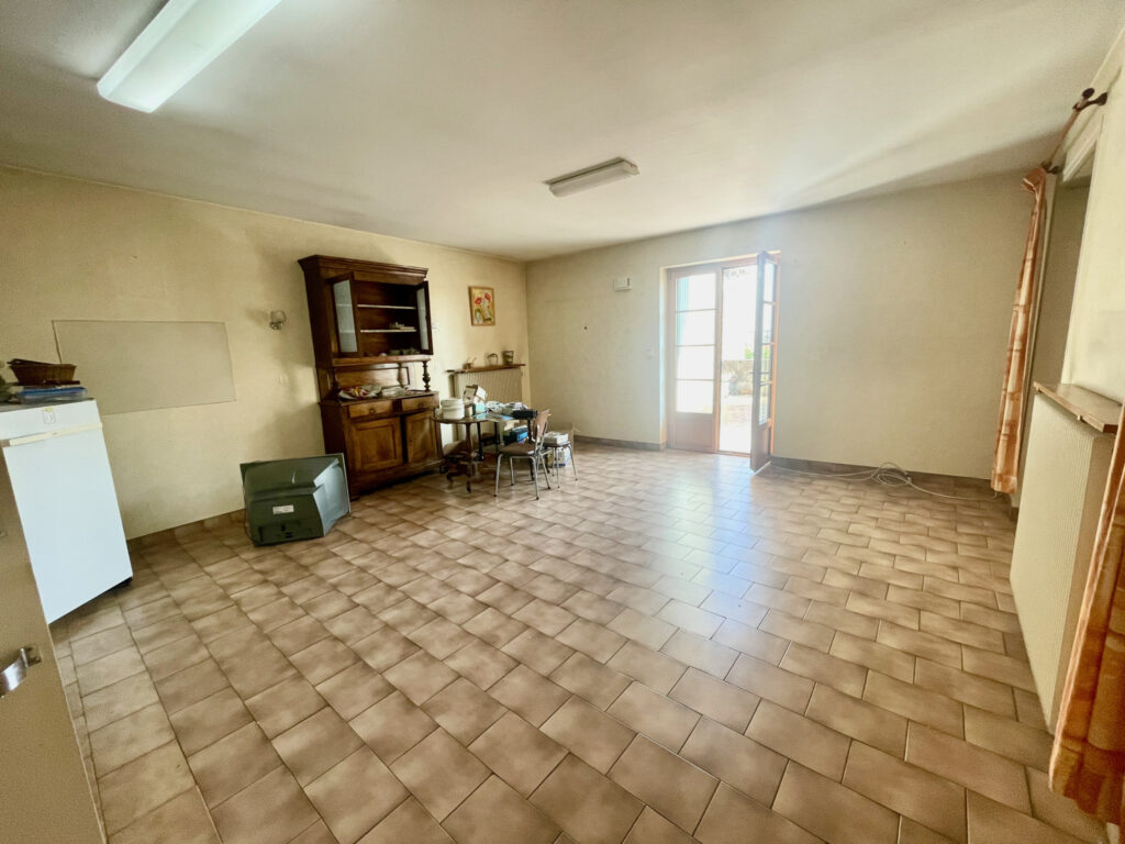 BATISSE EN PIERRE A SERRIERES – 16 pièces – 12 chambres – 333 m²