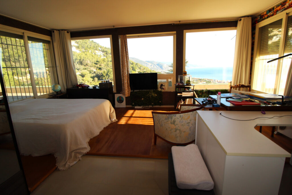 Superbe villa dans le plus beau quartier résidentiel de Roqu – 5 pièces – 4 chambres – 210 m²