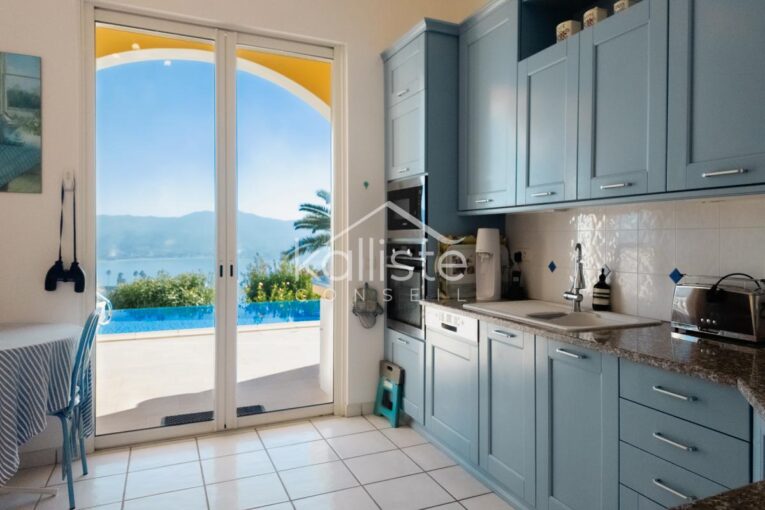 Maison avec piscine et vue mer sur les hauteurs d’Ajaccio – 6 pièces – 4 chambres – 244 m²