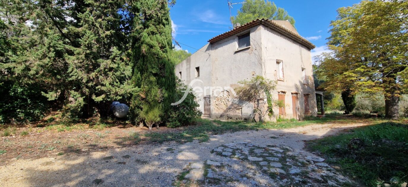 À vendre à Salernes ancienne Bastide sur un terrain de 8 hecta – 6 pièces – 3 chambres – 150.00 m²