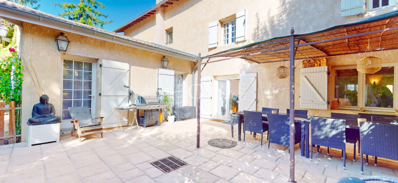 Propriété de 330 m² au bord du Rhône – 8 pièces – 4 chambres – 330.00 m²