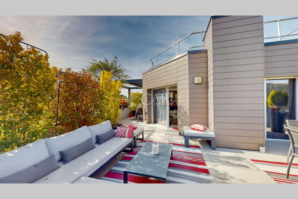 Villa sur toit de 108 m² avec terrasse de 77 m² et vue dégagée – 5 pièces – 4 chambres – 108.65 m²