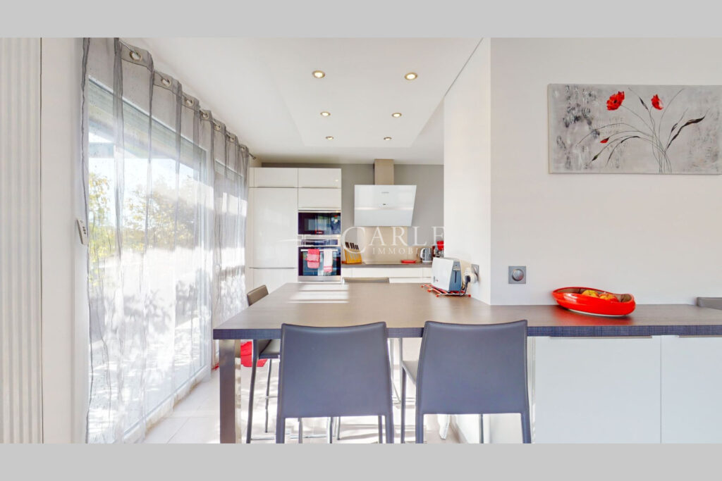 Villa sur toit de 108 m² avec terrasse de 77 m² et vue dégagée – 5 pièces – 4 chambres – 108.65 m²