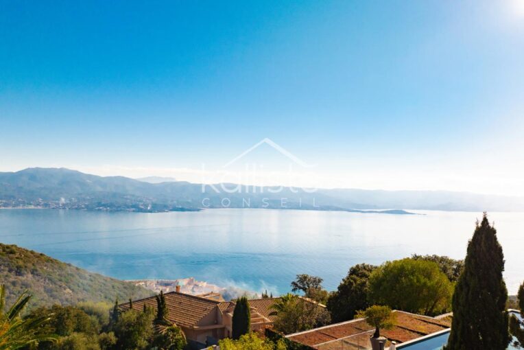 Maison avec piscine et vue mer sur les hauteurs d’Ajaccio – 6 pièces – 4 chambres – 244 m²