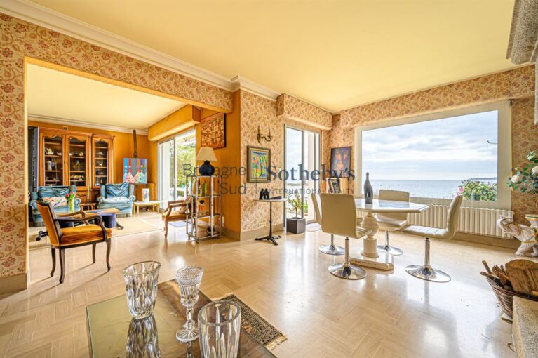 Concarneau. Vaste maison traditionnelle, vue mer, accès direct plage. – 11 pièces – 7 chambres – 250 m²