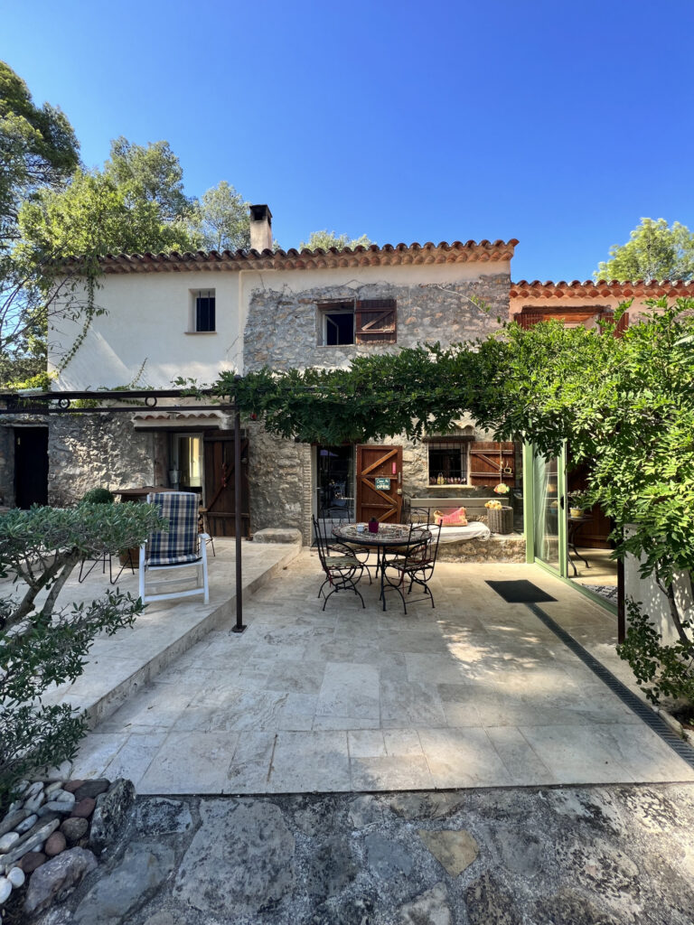 Mas provençal  – 3 pièces – 2 chambres – 110 m²