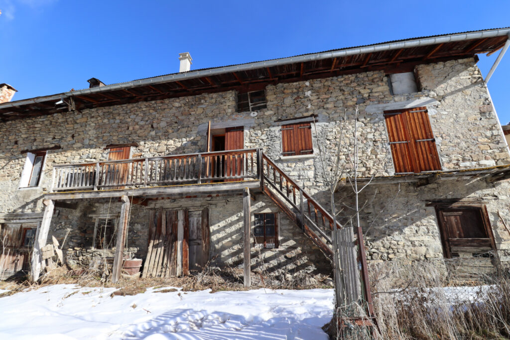 Maison à rénover avec 1 appartement plus récent – 10 pièces – 1 chambre – 249 m²