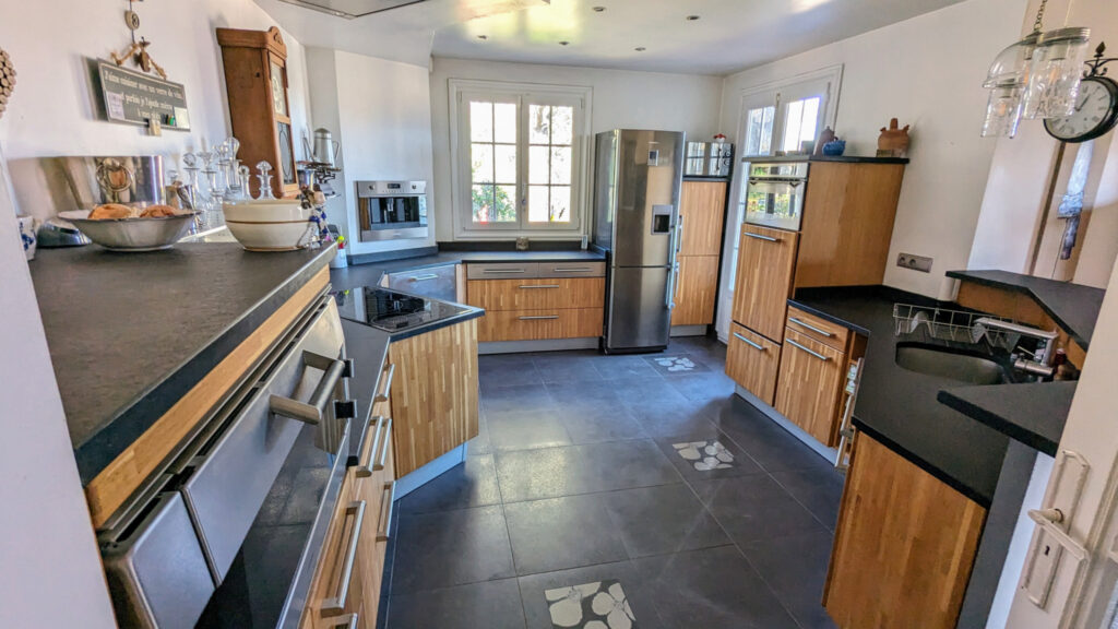 Maison d’architecte de 161,05 m2 – Gattières (06510) – 6 pièces – 4 chambres – 161 m²