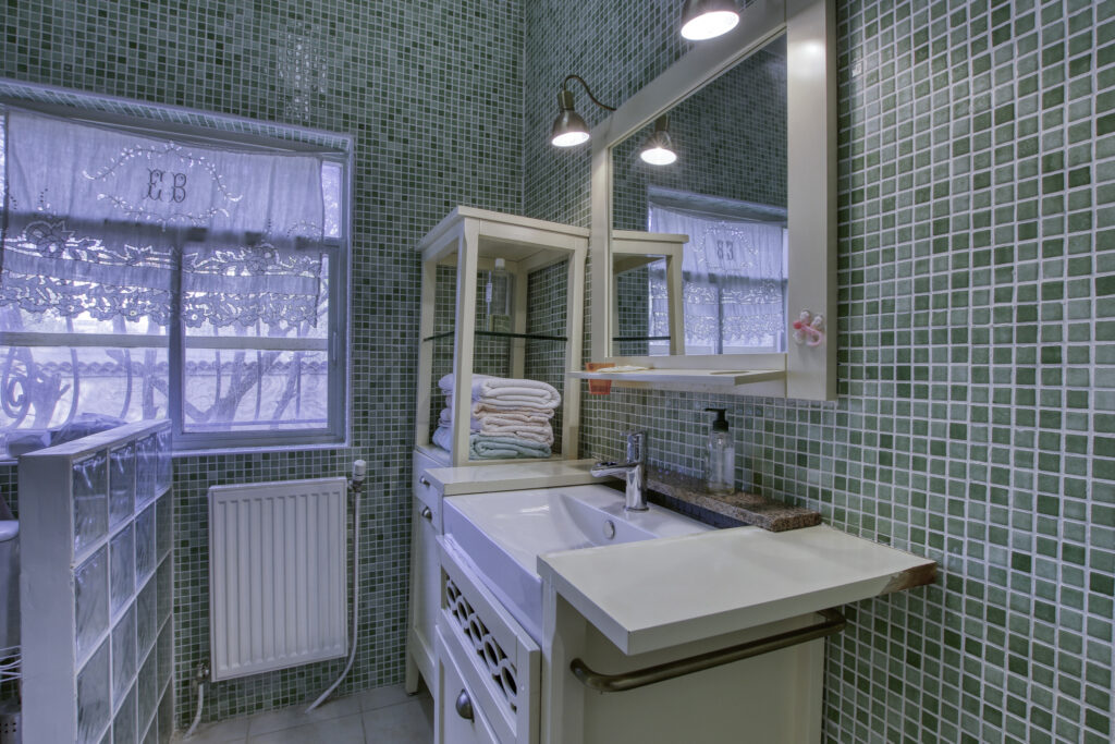 Vente Bandol (83), Villa provençale de 259 m2 sur 3 niveaux  – 12 pièces – 9 chambres – 258.79 m²