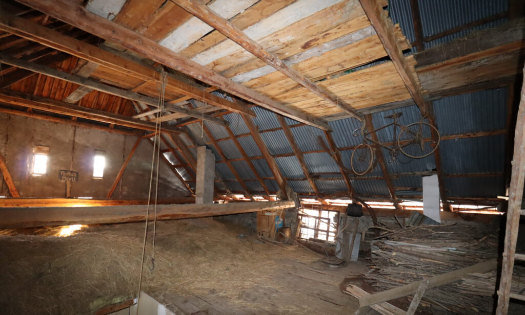 Maison à rénover avec 1 appartement plus récent – 10 pièces – 1 chambre – 249 m²