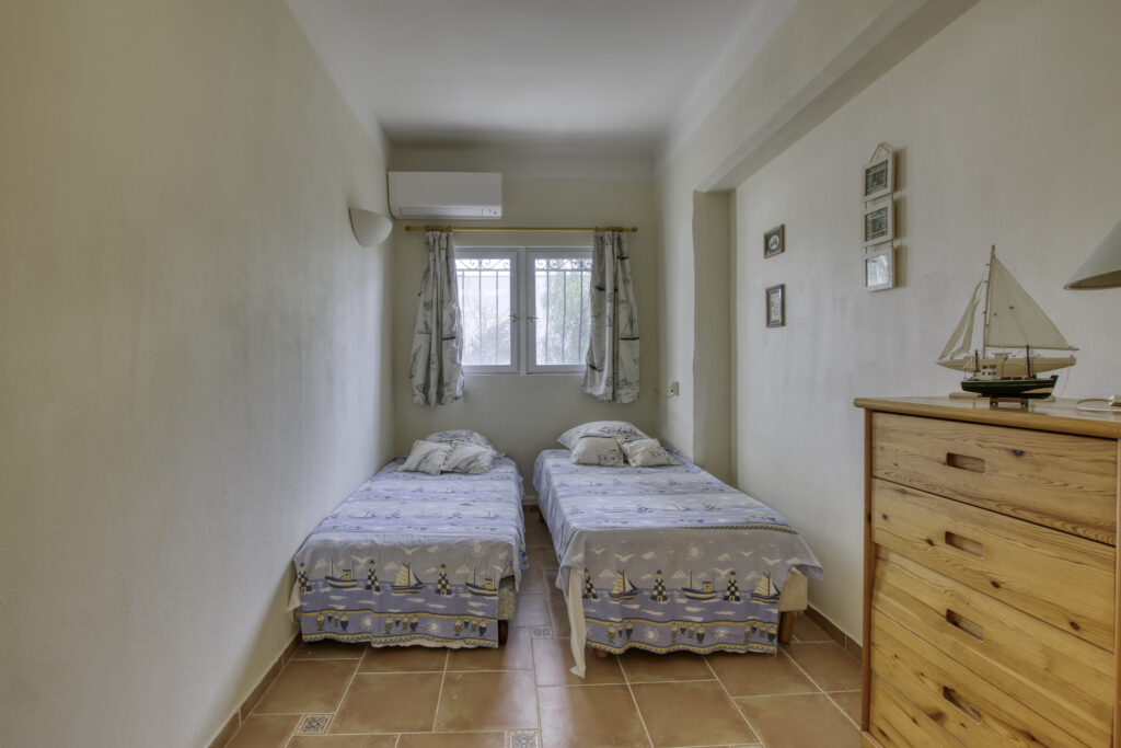 Vente Bandol (83), Villa provençale de 259 m2 sur 3 niveaux  – 12 pièces – 9 chambres – 258.79 m²