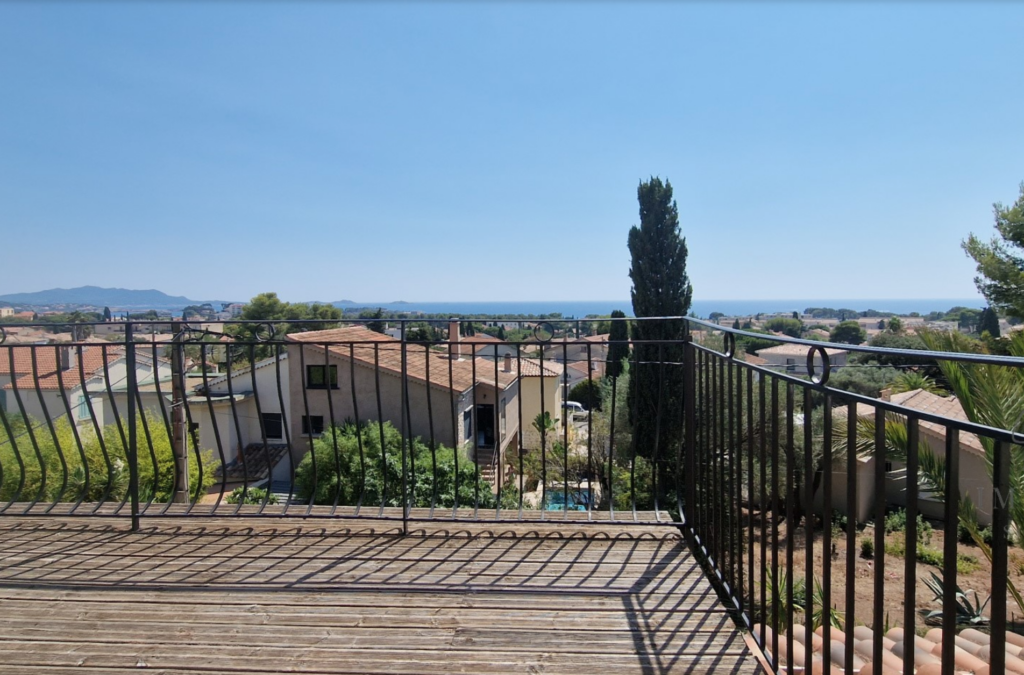 Vente Bandol (83), Villa provençale de 259 m2 sur 3 niveaux  – 12 pièces – 9 chambres – 258.79 m²
