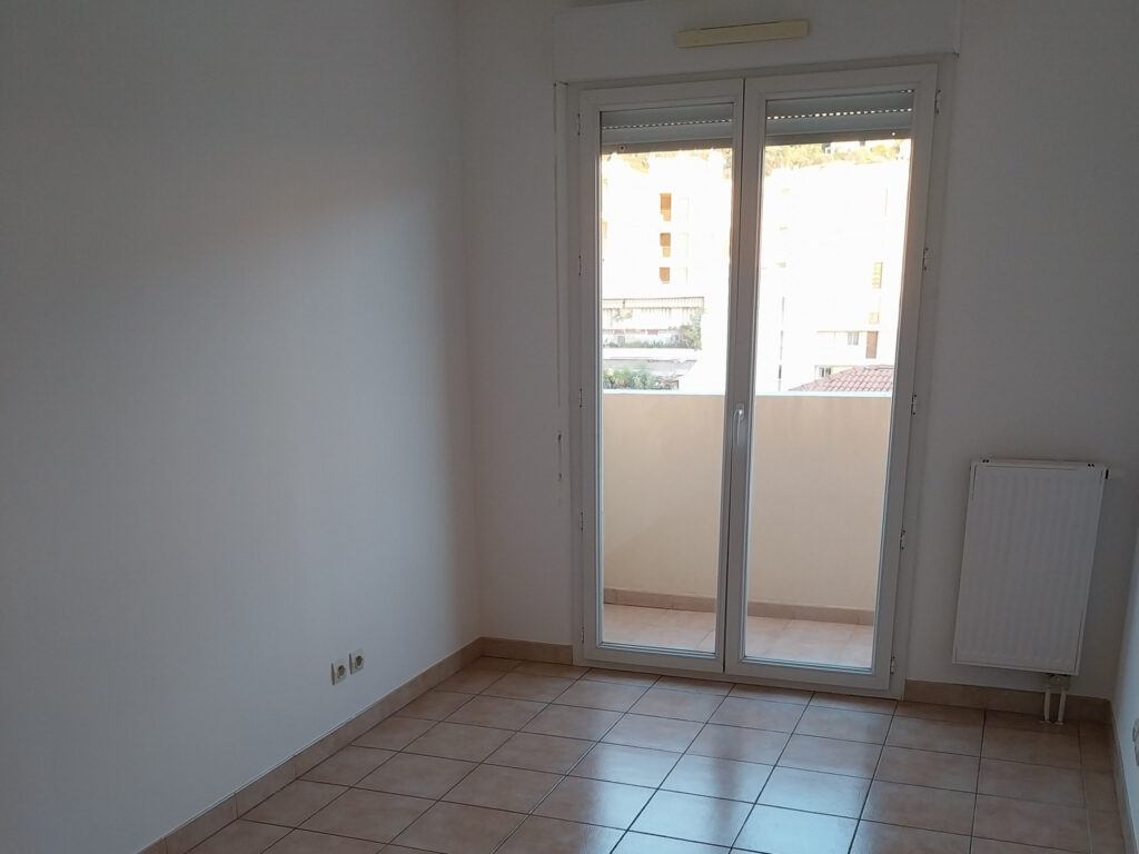 NICE ST ROCH – APPARTEMENT 3P 62M2 TRAVERSANT AVEC BALCONS  – 3 pièces – 2 chambres – 62 m²