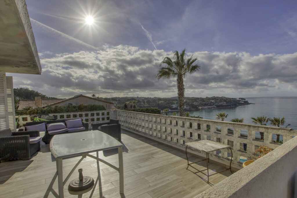 A vendre SANARY-SUR-MER (83), villa vue mer de 270 m2 sur 97 – 12 pièces – 8 chambres – 270 m²