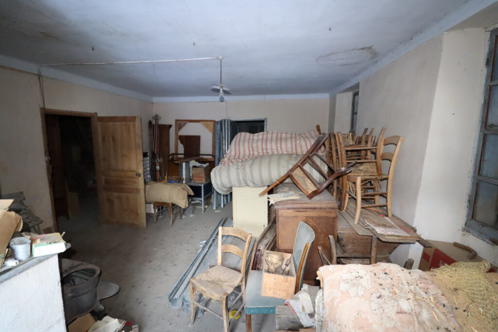 Maison à rénover avec 1 appartement plus récent – 10 pièces – 1 chambre – 249 m²