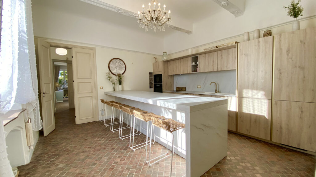 ‘MAJESTUEUX’ – DEMEURE D’EXCEPTION DE 350M2 AVEC BASSIN EN P – 8 pièces – 4 chambres – 350 m²