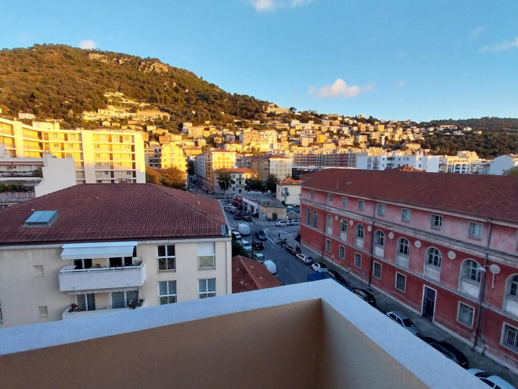 NICE ST ROCH – APPARTEMENT 3P 62M2 TRAVERSANT AVEC BALCONS  – 3 pièces – 2 chambres – 62 m²