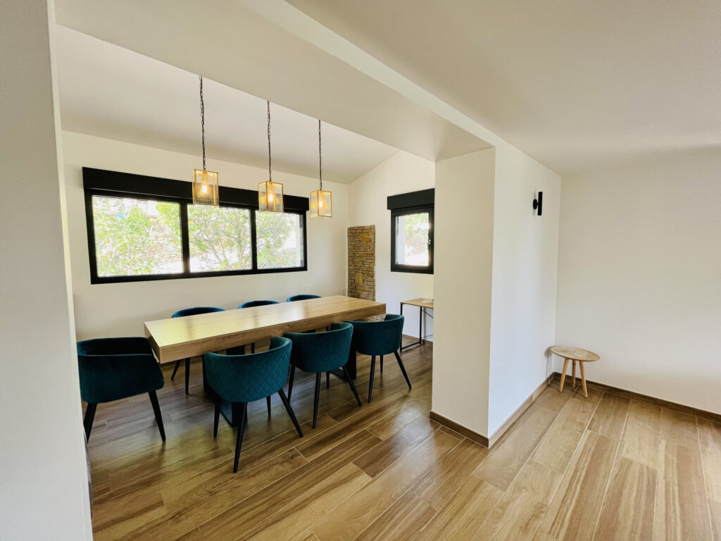 Maison 140 m2 habitables sur 1600 m2 de terrain  – 6 pièces – 4 chambres – 140 m²