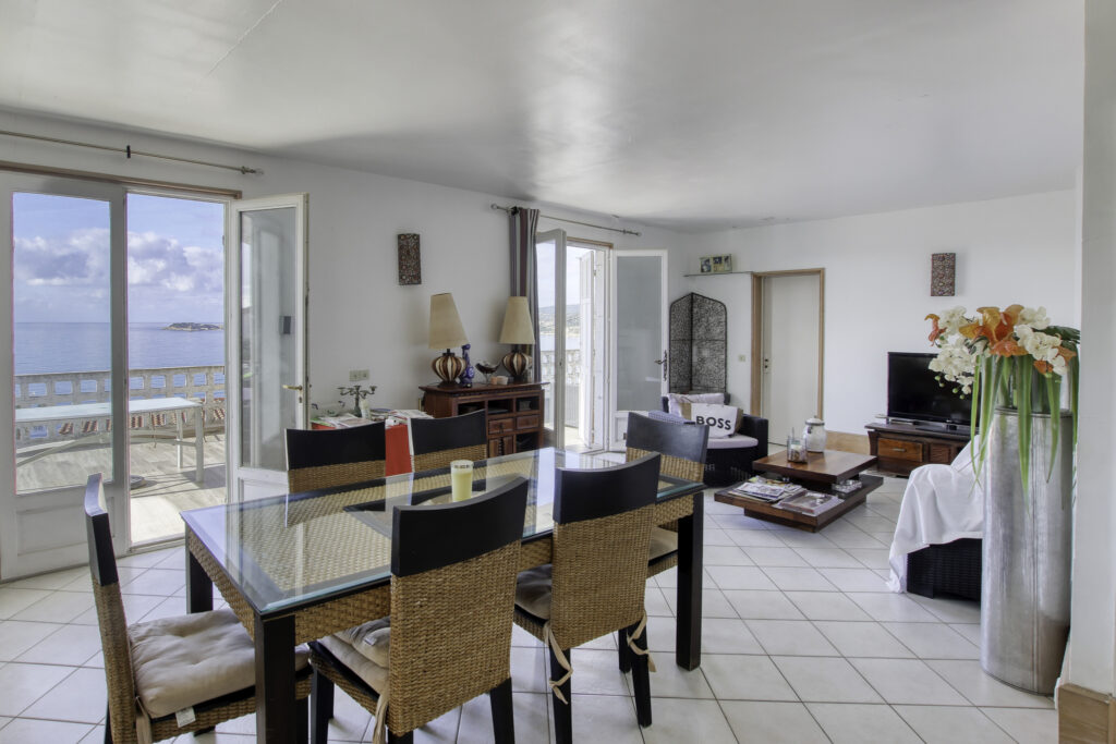 A vendre SANARY-SUR-MER (83), villa vue mer de 270 m2 sur 97 – 12 pièces – 8 chambres – 270 m²