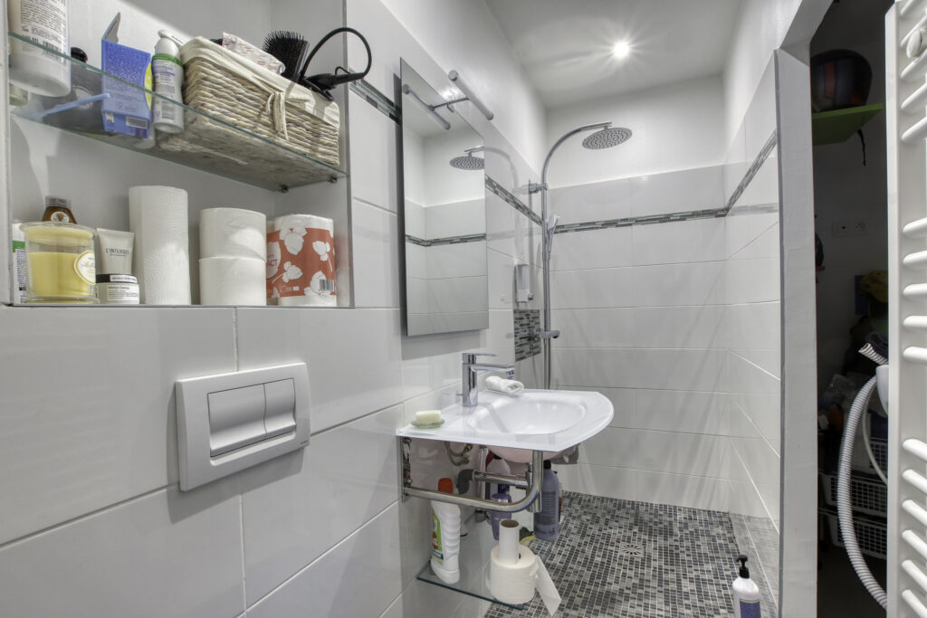 A vendre SANARY-SUR-MER (83), villa vue mer de 270 m2 sur 97 – 12 pièces – 8 chambres – 270 m²