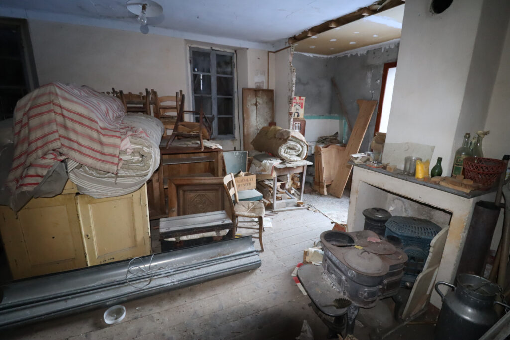 Maison à rénover avec 1 appartement plus récent – 10 pièces – 1 chambre – 249 m²