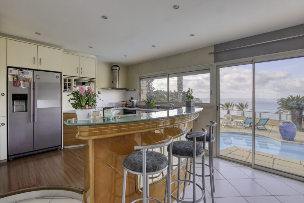 A vendre SANARY-SUR-MER (83), villa vue mer de 270 m2 sur 97 – 12 pièces – 8 chambres – 270 m²