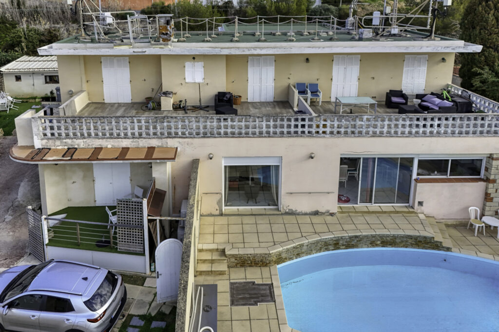 A vendre SANARY-SUR-MER (83), villa vue mer de 270 m2 sur 97 – 12 pièces – 8 chambres – 270 m²