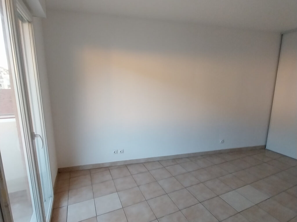 NICE ST ROCH – APPARTEMENT 3P 62M2 TRAVERSANT AVEC BALCONS  – 3 pièces – 2 chambres – 62 m²